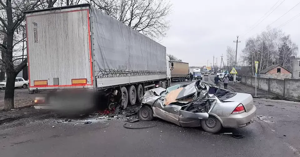 ДТП сталося 4 лютого близько 14:00 на автодорозі «Чугуїв-Печеніги-Великий Бурлук» в селищі Печеніги.