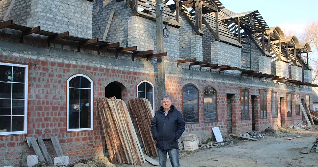 Олександр Семенюта на будівництві Садиби Майстрів У мальовничому місці біля водойми та лісу на околиці Чугуєва споруджується унікальний об’єкт, який може стати однією з головних пам’яток нашого краю, — Садиба Майстрів.