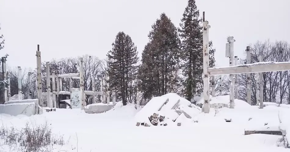 Такий жалюгідний вигляд має нині колишній затишний двоповерховий дитсадок у мікрорайоні Дружба в Чугуєві… Проіснував дитсадок у мікрорайоні «Дружба» в Чугуєві зовсім недовго й уже в кінці дев’яностих, враховуючи демографічну кризу, припинив виховну діяльність.