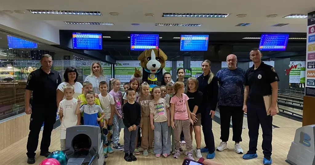 Фото Національної поліції Чугуївські поліцейські та пес «Патрон» в ігровій формі навчали дітлахів правил безпеки на порталі Gromada Group