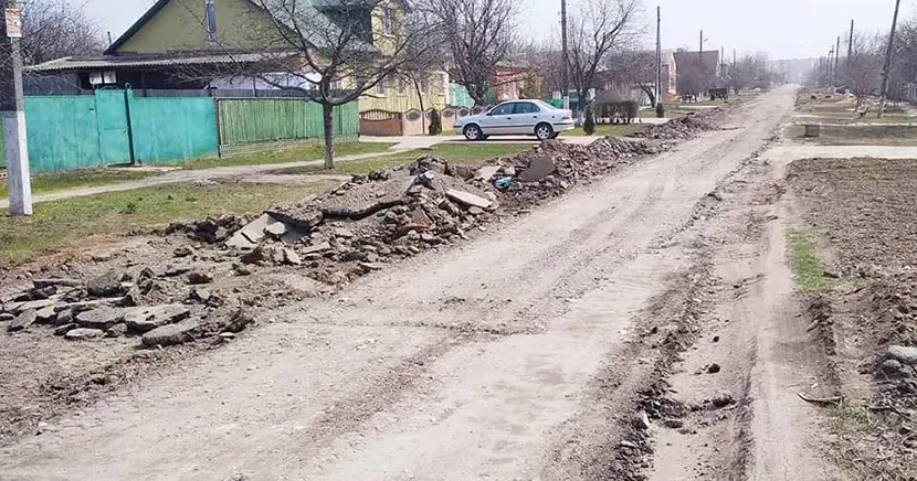 В Чугуєві підрядною організацією проводяться роботи з поточного ремонту дороги по вул. Зачуговська.