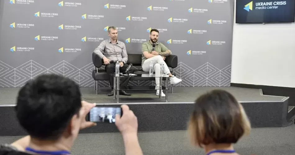 В Україні стрімко набирає обертів проєкт «ДІЯ» (держава і я), завдяки чому вже мільйони співвітчизників отримали можливість лише за допомогою Інтернету користуватися багатьма державними послугами. Про подальші перспективи розвитку цього актуального процесу розповіли його куратор у Міністерстві цифрової трансформації Мстислав Банік та Вадим Бортник, який у цьому ж відомстві очолює розвиток електронних послуг.