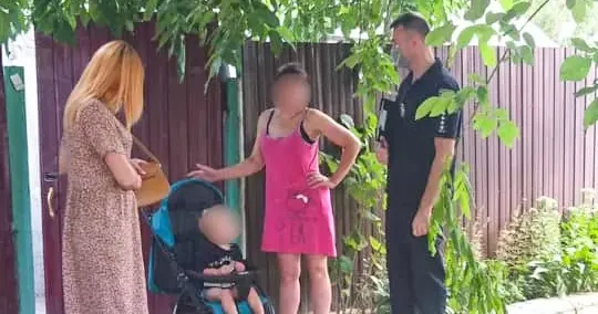 Вибиті вікна в будинку, розкидані пляшки з-під алкогольних напоїв і мати п’яниця. У Чугуєві 2-річна дитина голодувала два дні, бо 36-річна мати була п’яною.