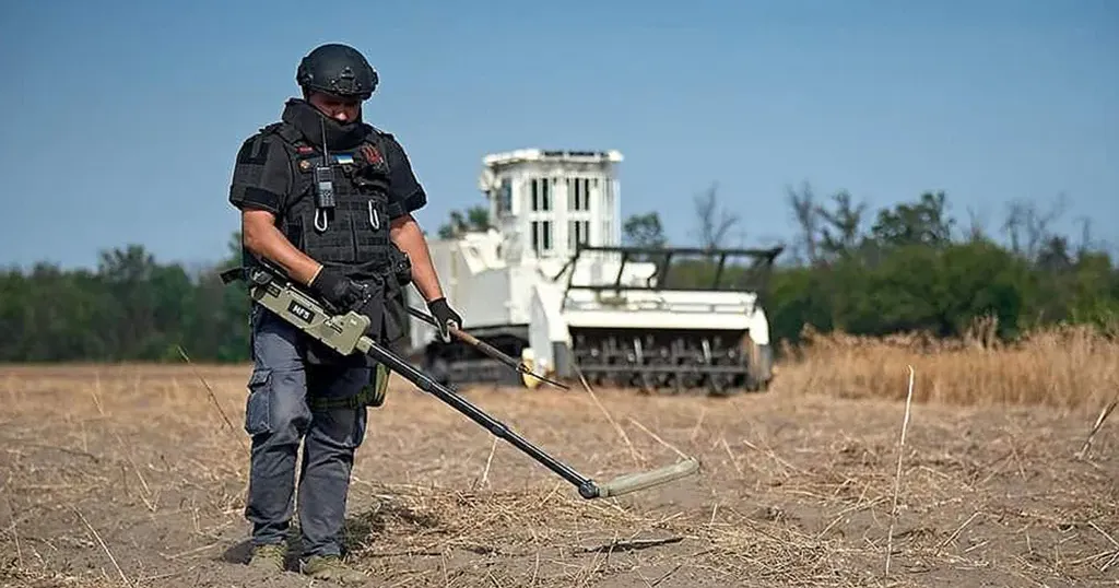 Фото ДСНС У Чкаловській громаді сапери ДСНС залучають спецтехніку до розмінування на порталі Gromada Group