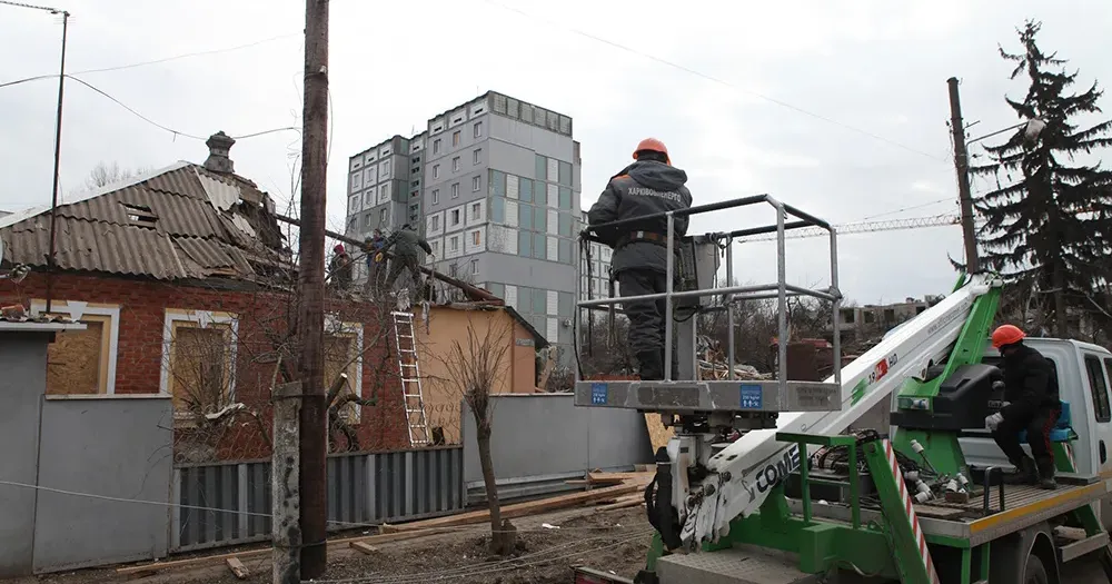 Фото Харківобленерго У Чугуєві відновили електропостачання після ворожого обстрілу на порталі Gromada Group