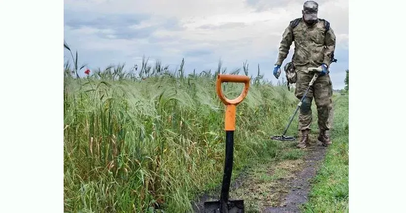 Фото ілюстративне Піротехнічні підрозділи ДСНС очищують терени Чкаловської громади від вибухонебезпечних предметів на порталі Gromada Group