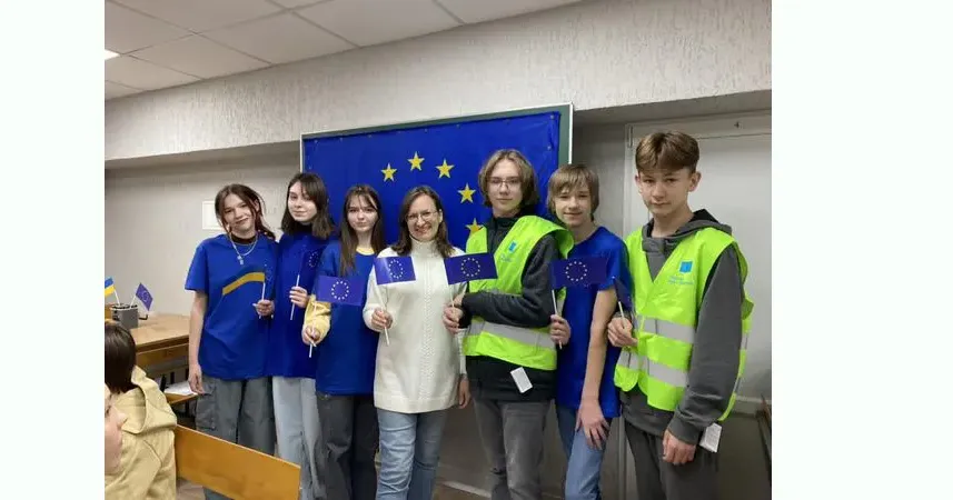 Фото зі сторінки у Фейсбук Iryna Yaskova Захоплююча зустріч двох команд чугуївських та харківських ліцеїстів на порталі Gromada Group