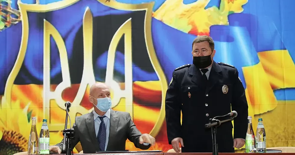 Станіслав Перлін представив т.в.о. начальника Чугуївського управління поліції — полковника Сергія Пономарьова (справа) Начальник ГУНП України в Харківській області Станіслав Перлін представив особовому складу Чугуївського управління поліції т.в.о. начальника цього колективу — полковника Сергія Пономарьова.