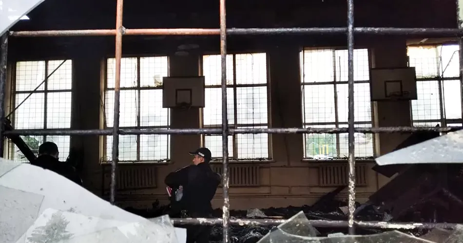 У спортзалі Чугуївського ліцею № 2 сталася масштабна пожежа. На площі близько 500 кв. м горіли дерев'яні конструкції даху та перекриття спортзалу, а також частково — двоповерхової будівлі школи.