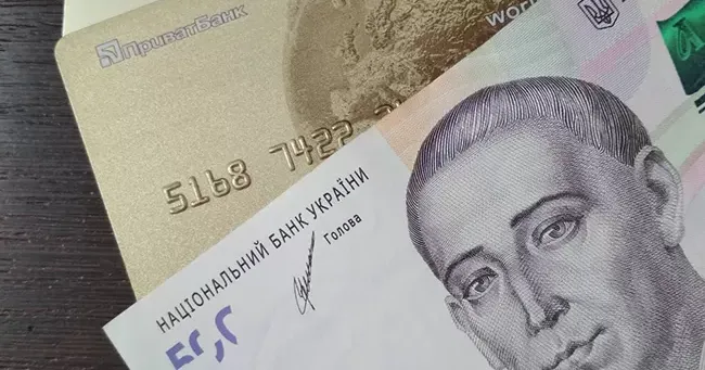 Минулого року депутати ухвалили кілька змін, які стосуються грошових переказів. Не всі вони стосуються звичайних громадян, а ті, що стосуються, обросли міфами. Нагадуємо, які правила та обмеження існують.