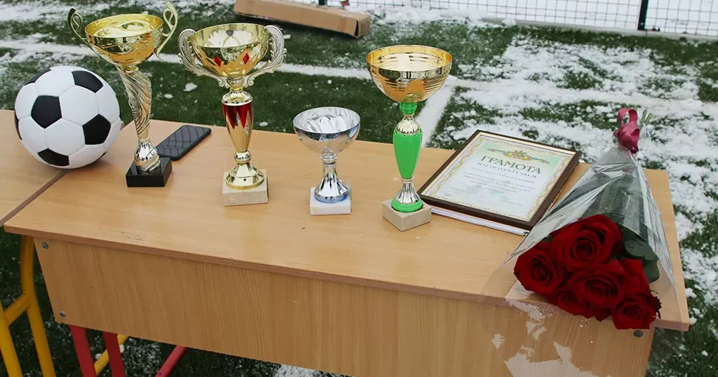 У Кам’яній Ярузі урочисто відкрили спортивний мінімайданчик зі штучним покриттям та освітленням, отже відтепер улюбленою грою тут можна займатися навіть взимку!
