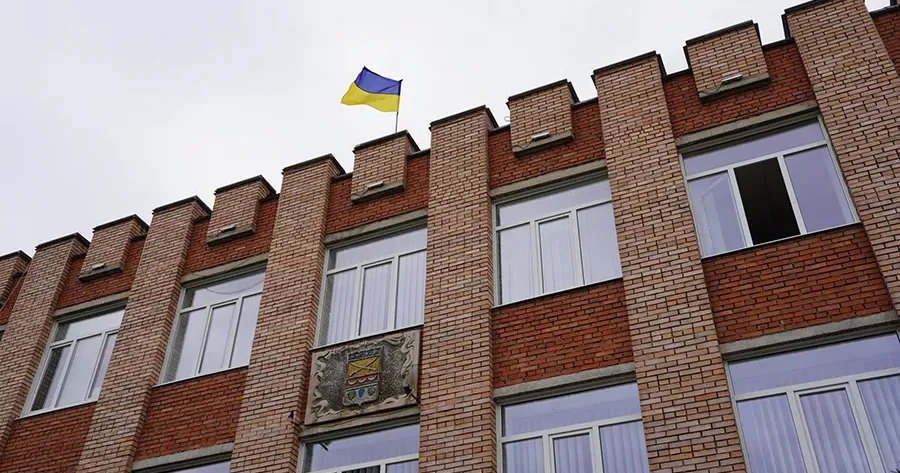 Фото Чугуївської МВА Прапор України сьогодні майорить у центрі Чугуївської громади на порталі Gromada Group