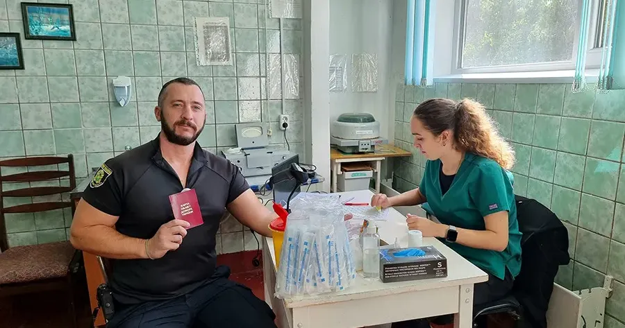 Фото Поліція Чугуївщини Чугуївські поліцейські стали донорами крові заради порятунку поранених на порталі Gromada Group