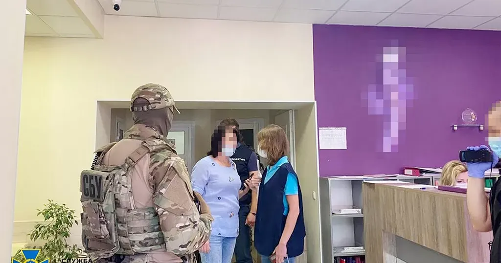 У Харківській області ділки налагодили схему «постачання» іноземцям немовлят начебто у межах програми сурогатного материнства. Служба безпеки України викрила міжрегіональну групу зловмисників на чолі зі столичними репродуктологами.