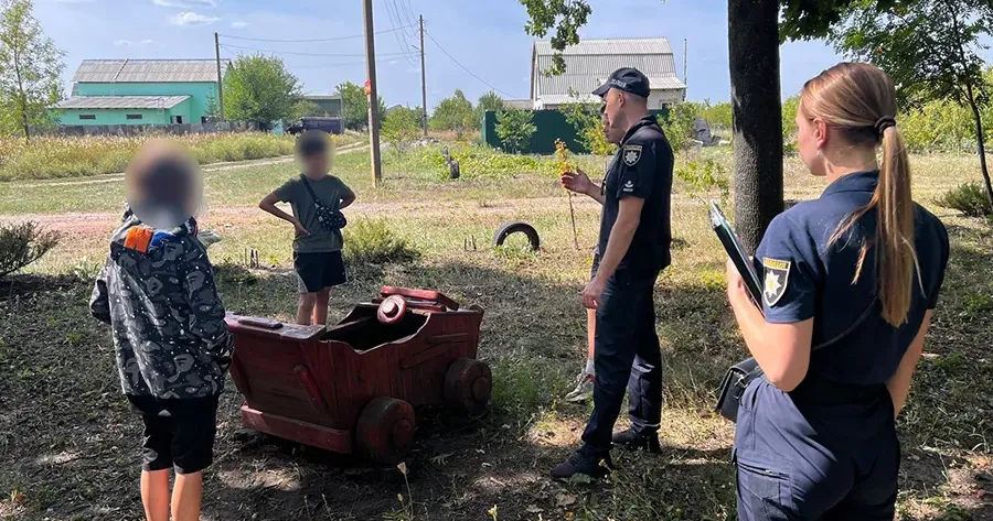 Фото Національної поліції Чугуївська поліція швидко знайшла, хто пошкодив фігури на дитячому майданчику на порталі Gromada Group